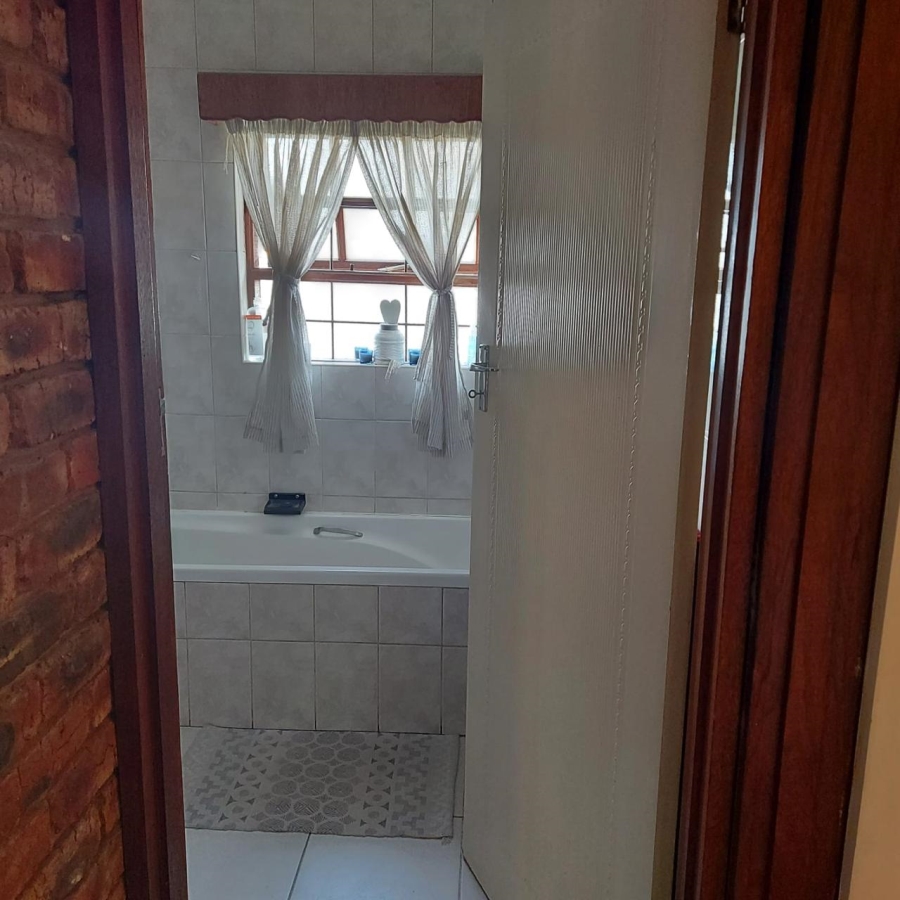 To Let 2 Bedroom Property for Rent in Langenhovenpark Free State